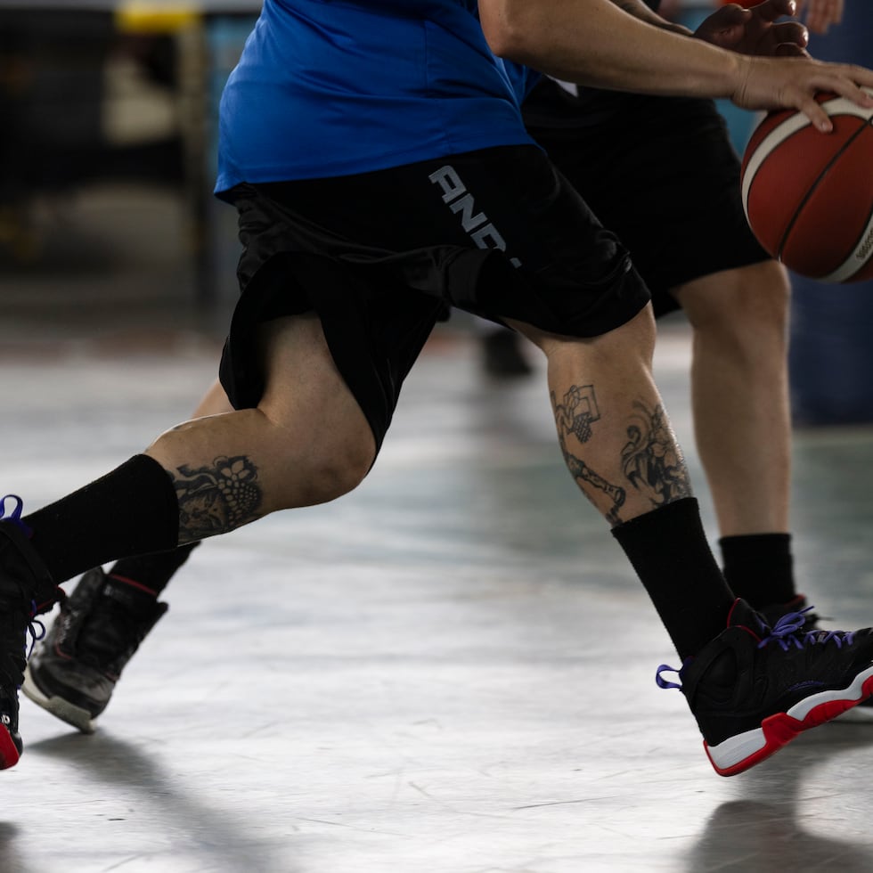 Durante el año, los confinados pasan tiempo desarrollando habilidades deportivas, como en junio pasado, cuando participaron de una clínica de baloncesto con el equipo de Los Vaqueros de Bayamón.
