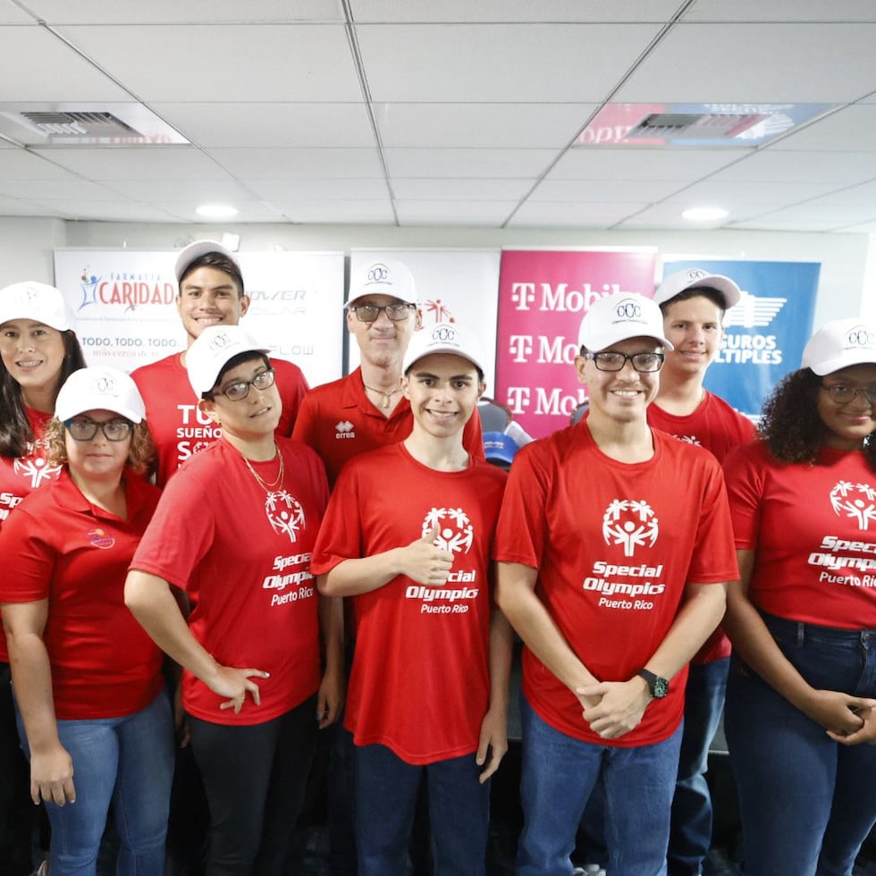Los atletas de Special Olympics Puerto Rico posan para una foto durante la conferencia en la que el organismo ofreció detalles sobre la edición de Brazadas por la Inclusión, que se celebra este sábado y domingo en el Caparra Country Club de Guaynabo.