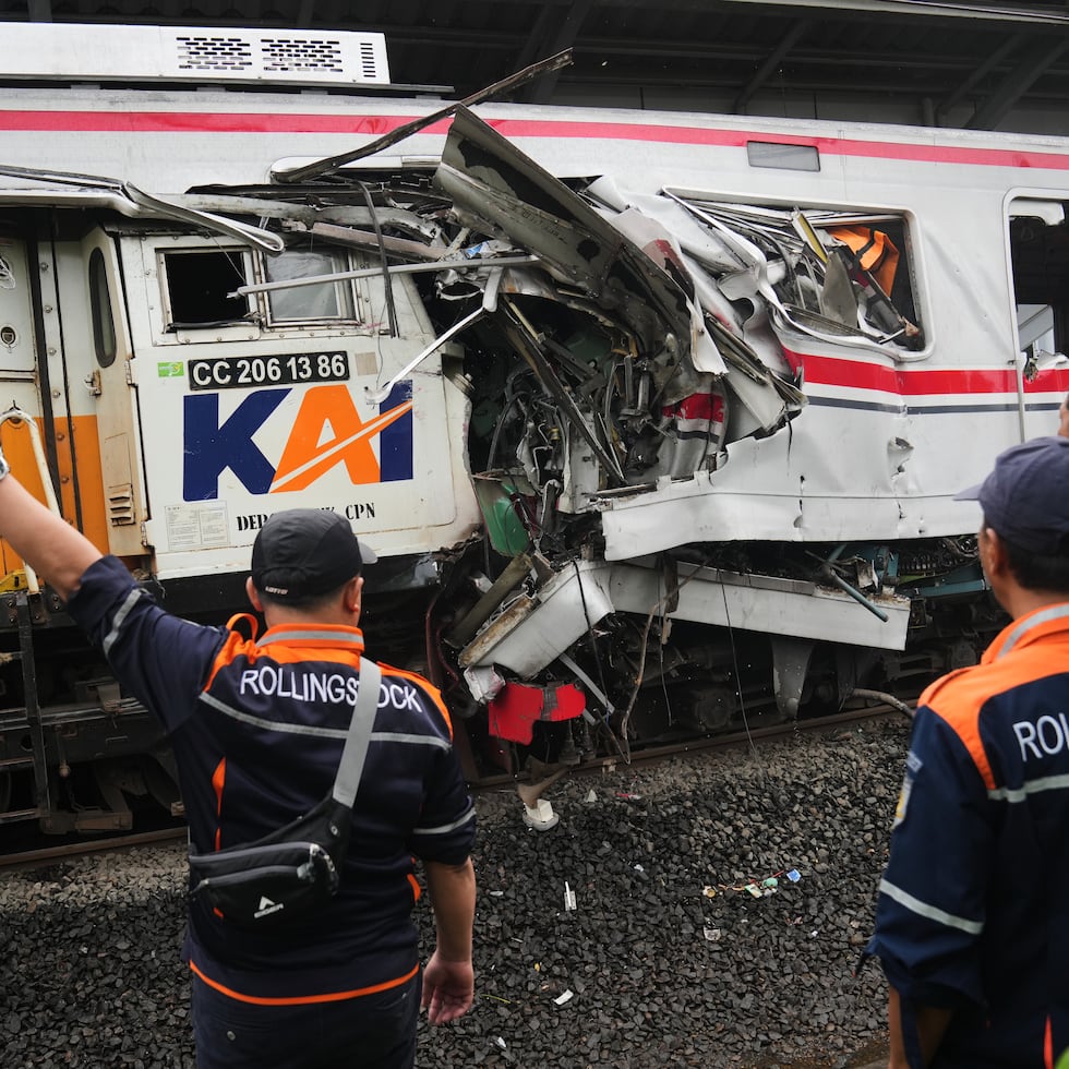 El tren de larga distancia Argo Bromo Anggrek impactó el vagón trasero de un tren de cercanías que estaba detenido en la estación Bekasi Timur Station.