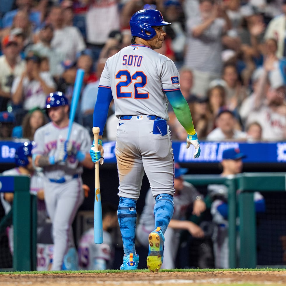 Juan Soto, de los Mets de Nueva York, mira hacia atrás tras ser ponchado durante la octava entrada del partido del domingo contra los Phillies de Filadelfia.