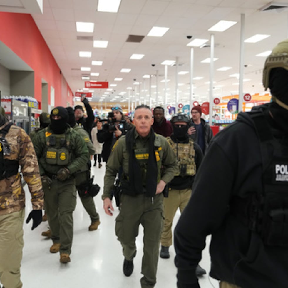 Target se convirtió por primera vez en blanco de críticaspor el aumento de la actividad de aplicación de la ley de inmigración de la administración Trump después de que un vídeo ampliamente difundido mostrara a agentes federales deteniendo a dos empleados de Target en una tienda en el suburbio de Richfield en Minneapolis el mes pasado.