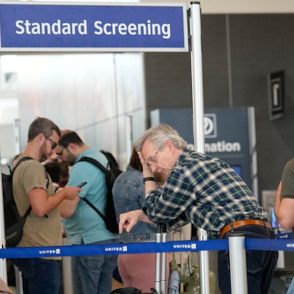Viajeros esperaban el viernes en las largas filas del control de seguridad del Aeropuerto Intercontinental George Bush.