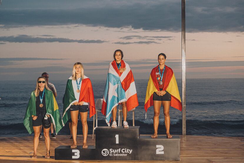 Mariecarmen Rivera (segunda de derecha a izquierda) conquistó la medalla de oro en el Sprint Race del ISA World SUP & Paddleboard Championship 2025.