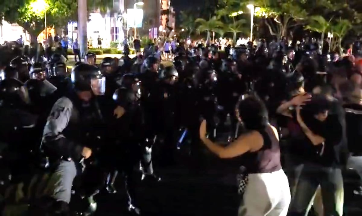 Policías y manifestantes chocan durante recaudación de fondos de Jennifer González en Condado