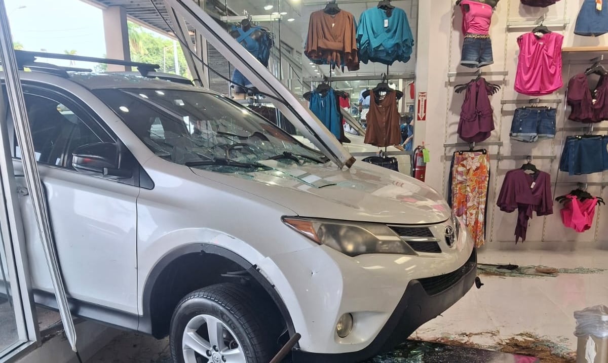 Accidente en Bayamón: conductora se estrella contra una tienda