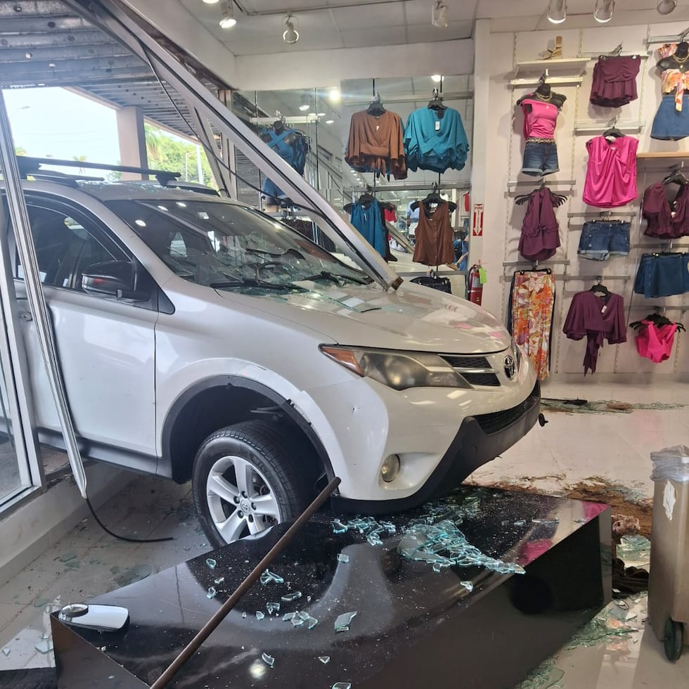 El auto impactó la vitrina de la sucursal Rainbow del centro comercial Bayamón Oeste Shopping Center.