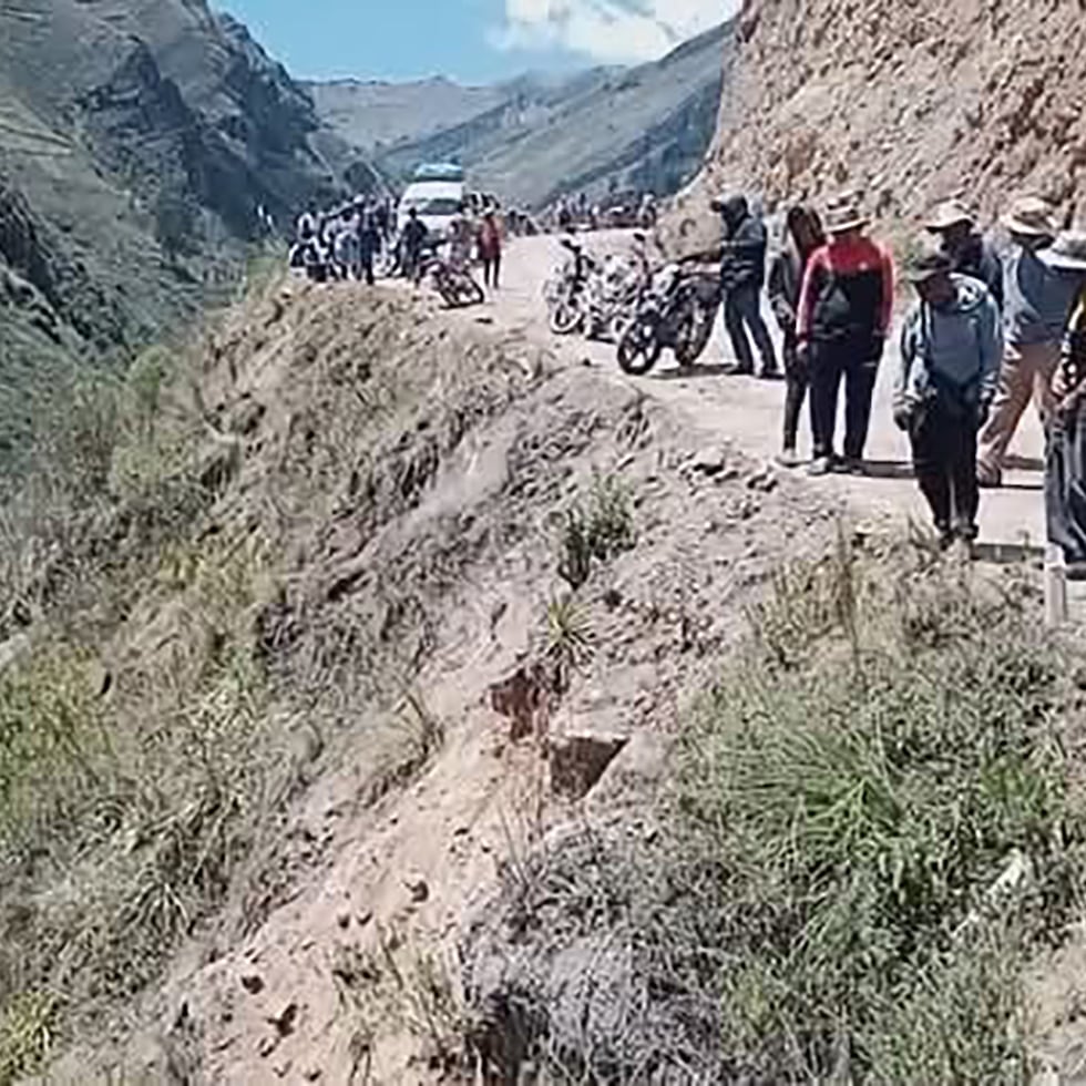 Fotografía cedida por la Policía de Cochabamba de personas observando un barranco donde se accidento un autobús este lunes, en Cochabamba (Bolivia).