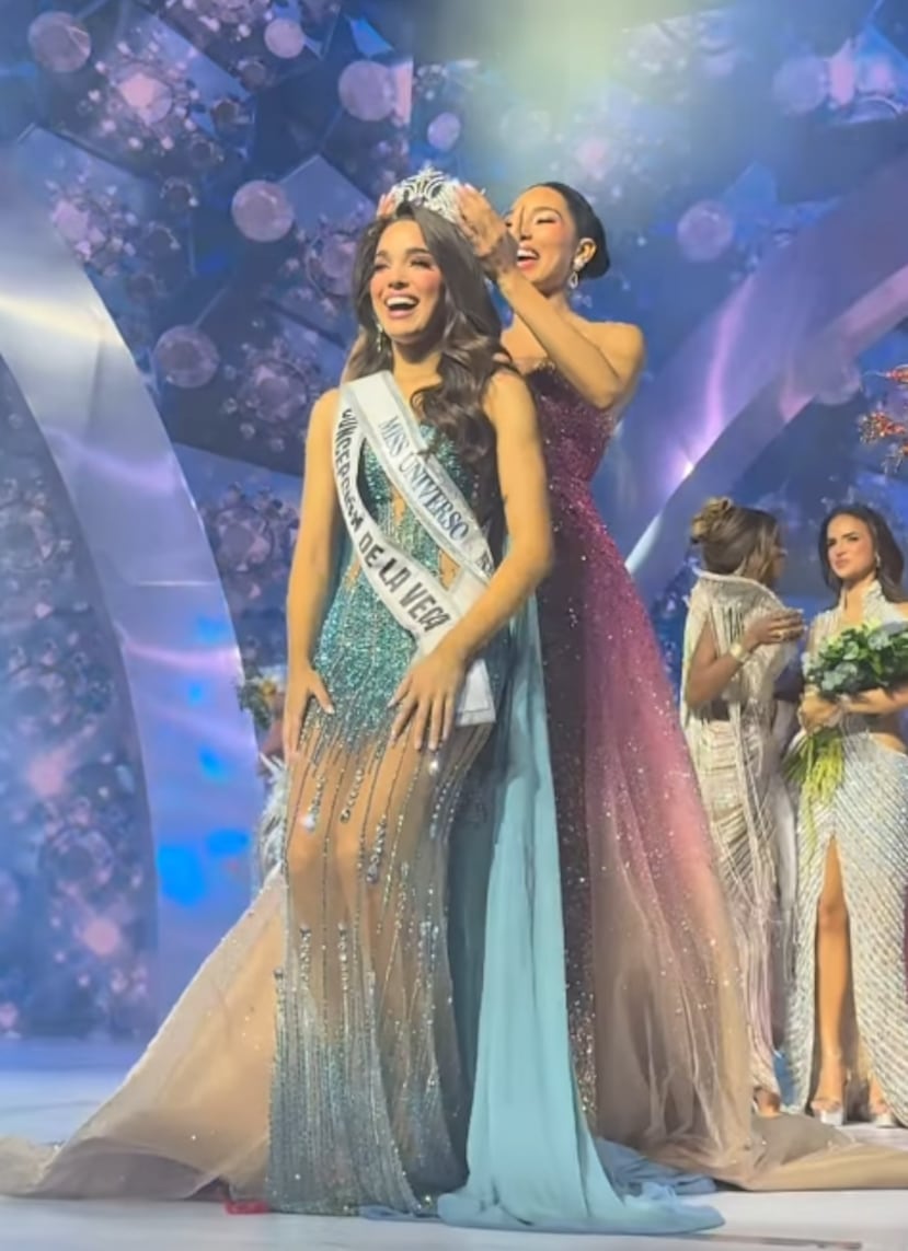 La candidata de la provincia La Vega, Melissa Núñez, de 28 años, ganó la noche del jueves la corona del Miss Universo República Dominicana 2026 en una gala encabezada por la actual Miss Universo, la mexicana Fátima Bosch.
Las 30 bellezas dominicanas se congregaron en el Teatro Nacional Eduardo Brito en un evento que se transmitió a través de Color Visión.