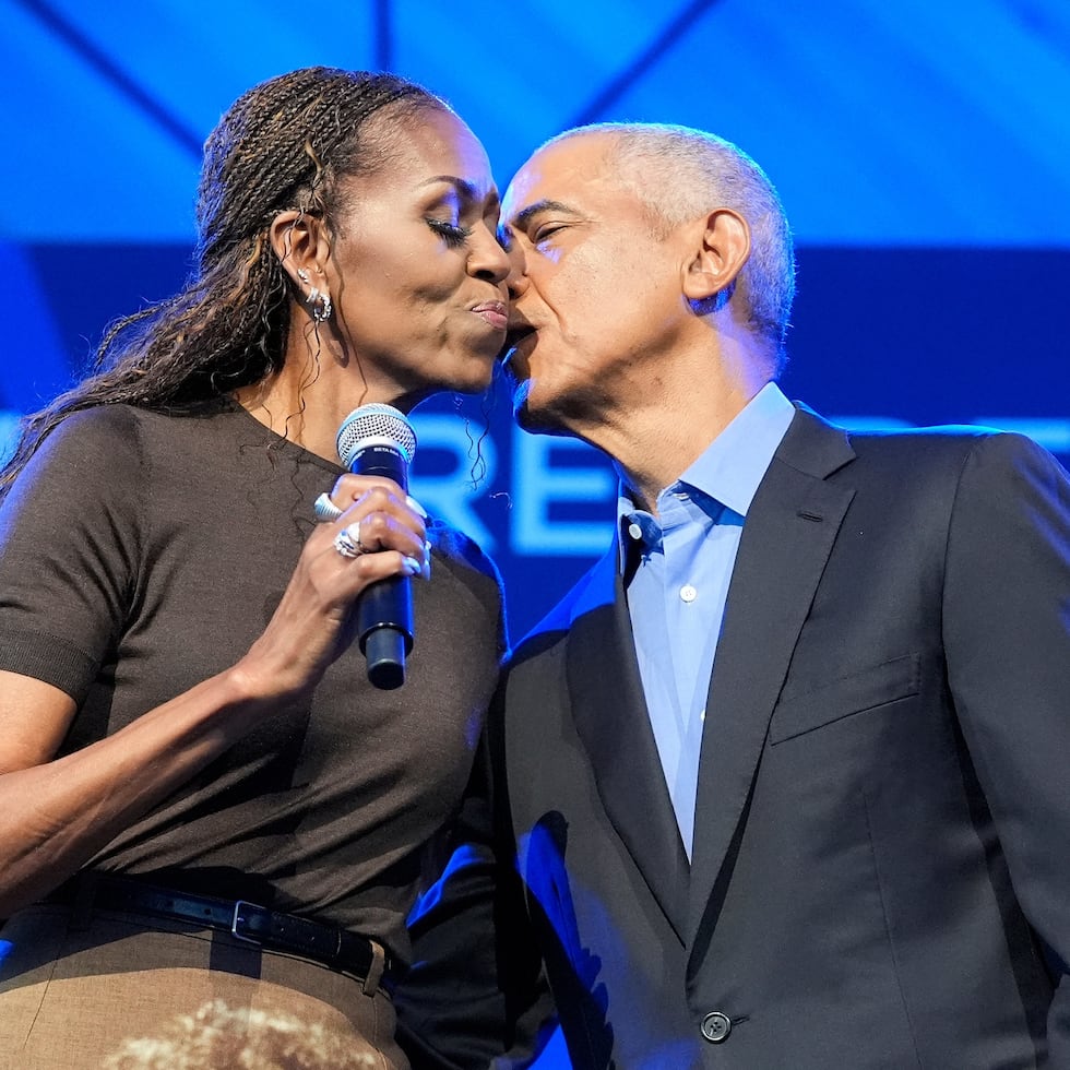 El expresidente Barack Obama besa a la exprimera dama Michelle Obama en un acto con personalidades invitadas celebrado en el Centro Presidencial Obama, el martes 16 de junio de 2026, en Chicago.