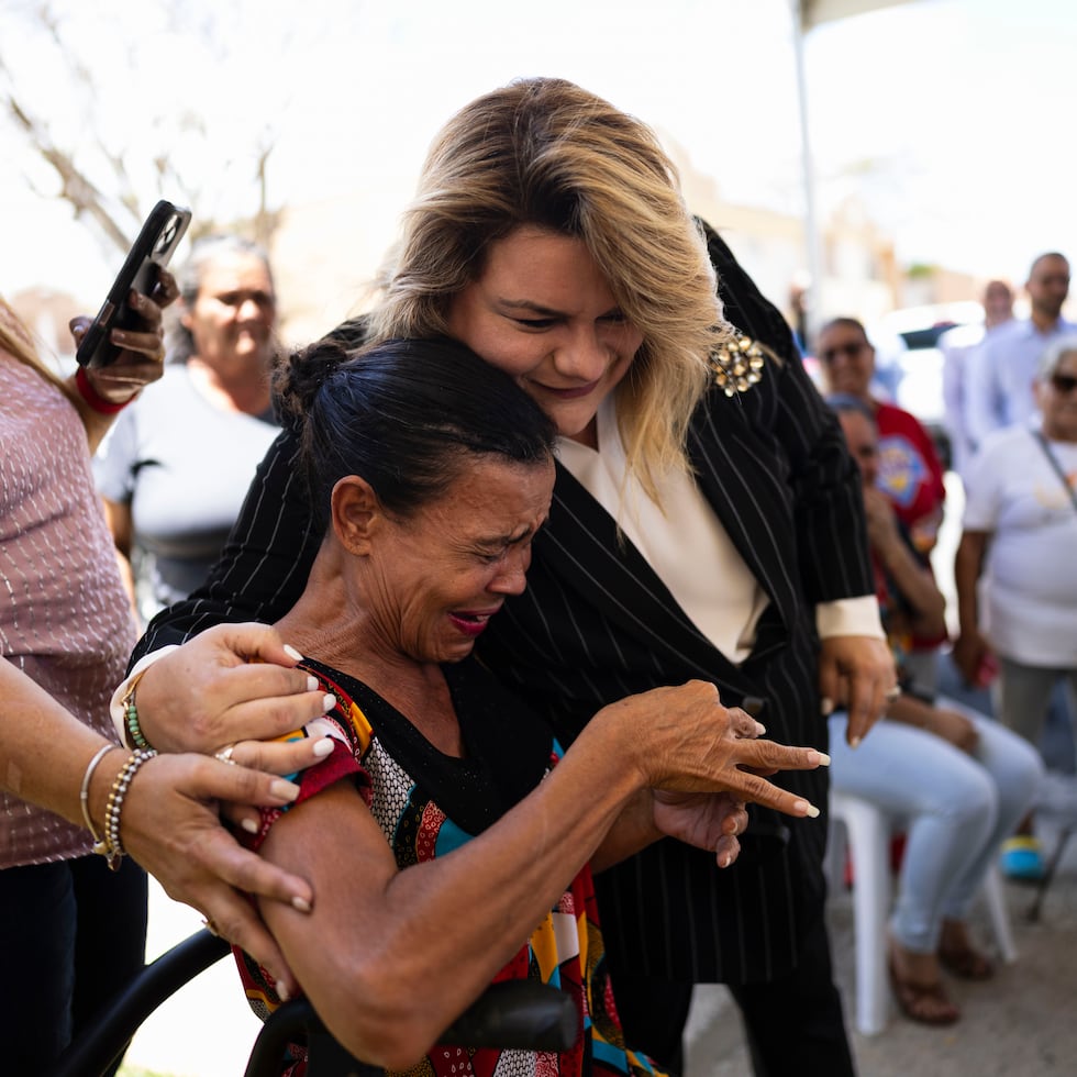 La gobernadora Jenniffer González entregó este martes las llaves a siete propietarios –de 13, en total– de nuevos apartamentos adaptados en el residencial Juan Jiménez García, en Caguas.