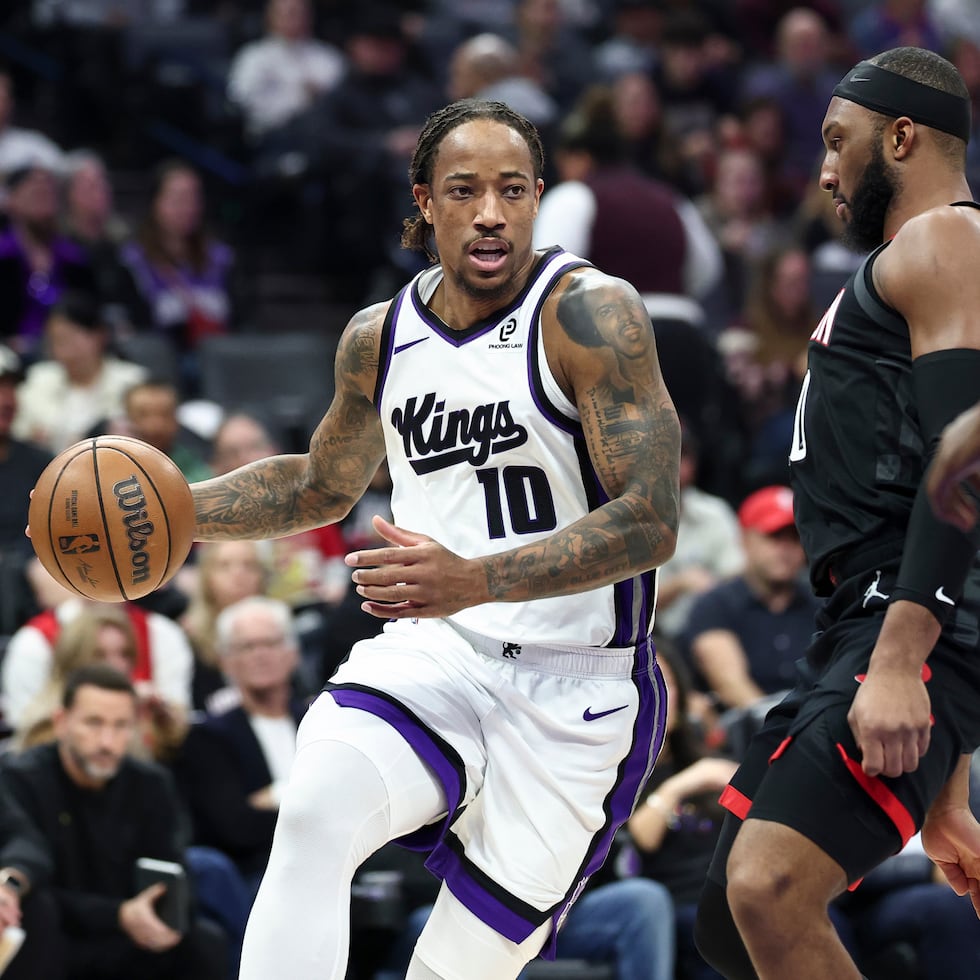 DeMar DeRozan es defendido por Josh Okogie durante la victoria de los Kings sobre los Rockets el domingo.