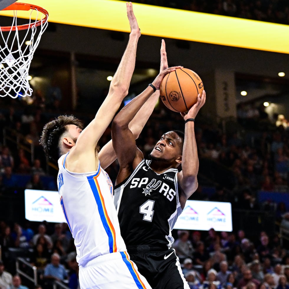 De'Aaron Fox, de los Spurs de San Antonio, dispara frente a Chet Holmgren, del Thunder de Oklahoma City.