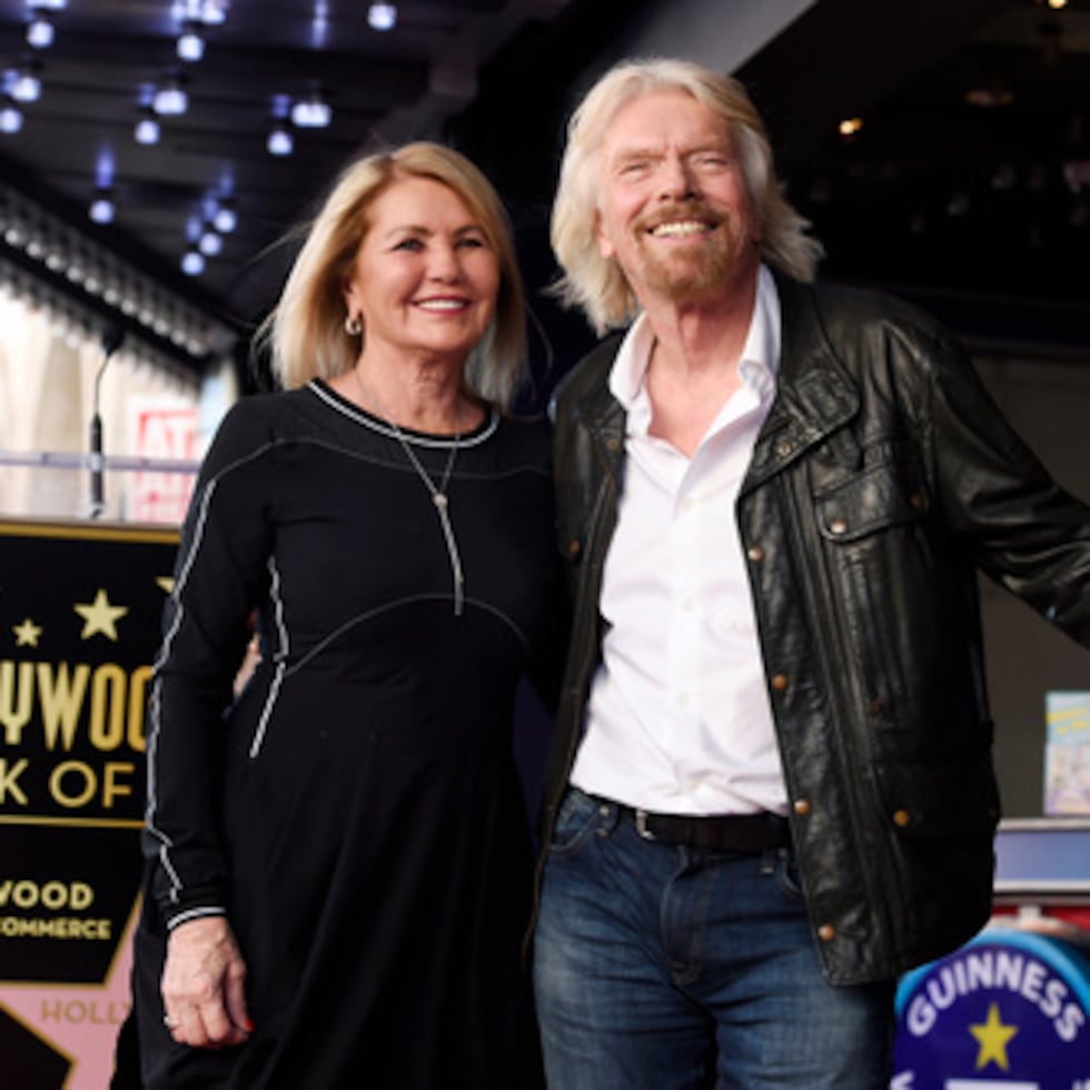El magnate británico de los negocios Richard Branson y su esposa Joan Templeman Branson se conocieron en 1976 en The Manor, un estudio de grabación en Oxfordshire, Inglaterra.
