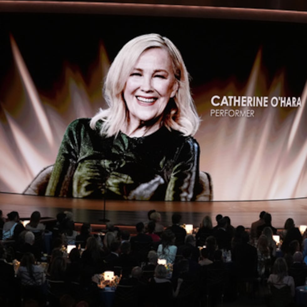 Macaulay Culkin, desde la izquierda, Annie Murphy y Dan Levy rinden homenaje a Catherine O'Hara durante la 78.ª edición de los Premios Emmy, celebrada el lunes 14 de septiembre de 2026 en el Peacock Theater de Los Ángeles. (Foto AP/Chris Pizzello)