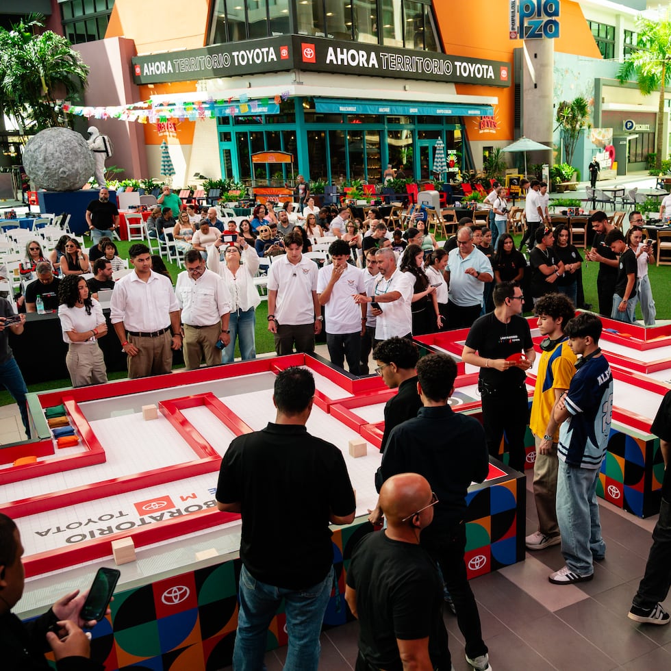El día de la competencia final, estudiantes de 14 escuelas pusieron a prueba los vehículos diseñados y construidos por ellos mismos en una pista en la que debían correr y añadirle carga.