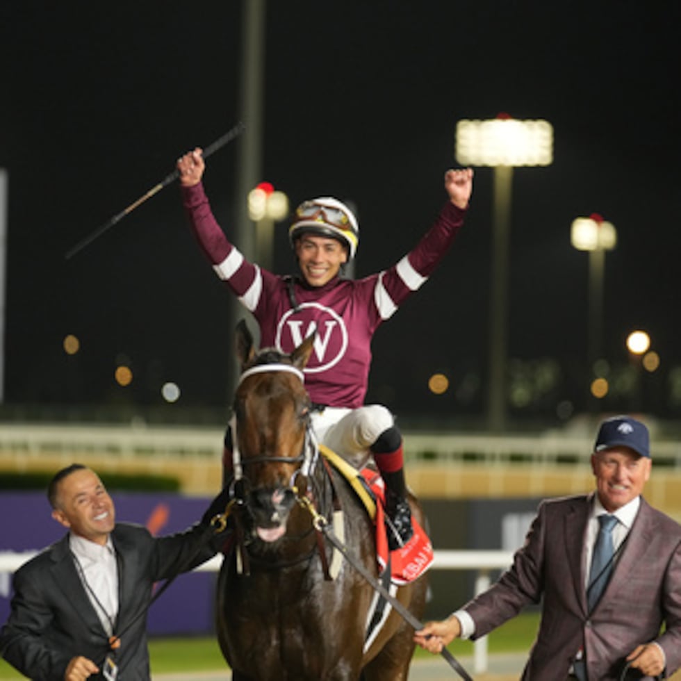 El jockey José Ortiz, a bordo de Magnitude, celebra la victoria en la carrera de caballos de la Copa del Mundo de Dubái.