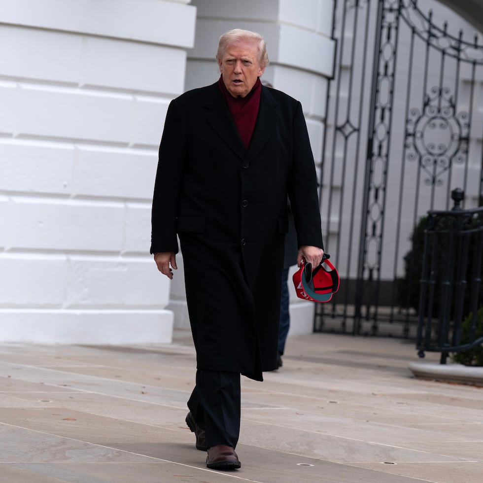 El memo, que lleva la firma del director de los Servicios de Ciudadanía e Inmigración de Estados Unidos (USCIS, por sus siglas en inglés), Joseph Edlow, también suspendió de inmediato la aprobación de tarjetas de residencia para los refugiados que llegaron al país durante el período mencionado.