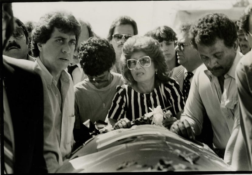 Lydia Echevarría durante el entierro de su esposo, el productor y animador Luis Vigoreaux, acompañada de artistas y figuras del espectáculo.