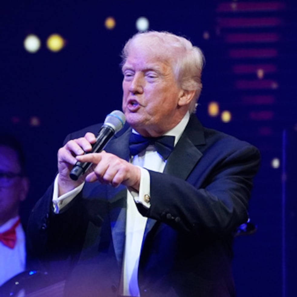 El presidente Donald Trump habla en una celebración de Nochevieja en su club Mar-a-Lago, el miércoles 31 de diciembre de 2025, en Palm Beach, Florida (AP Photo/Alex Brandon).
