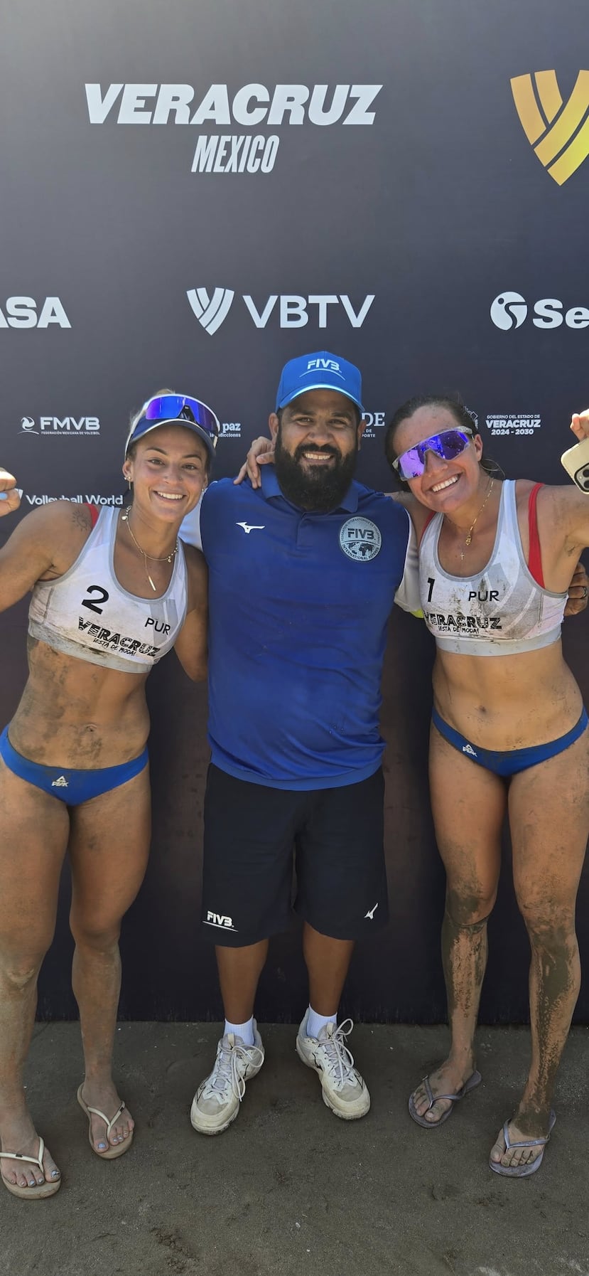 Carlos "Lenny" Rivera junto a Allanis Navas y María González.
