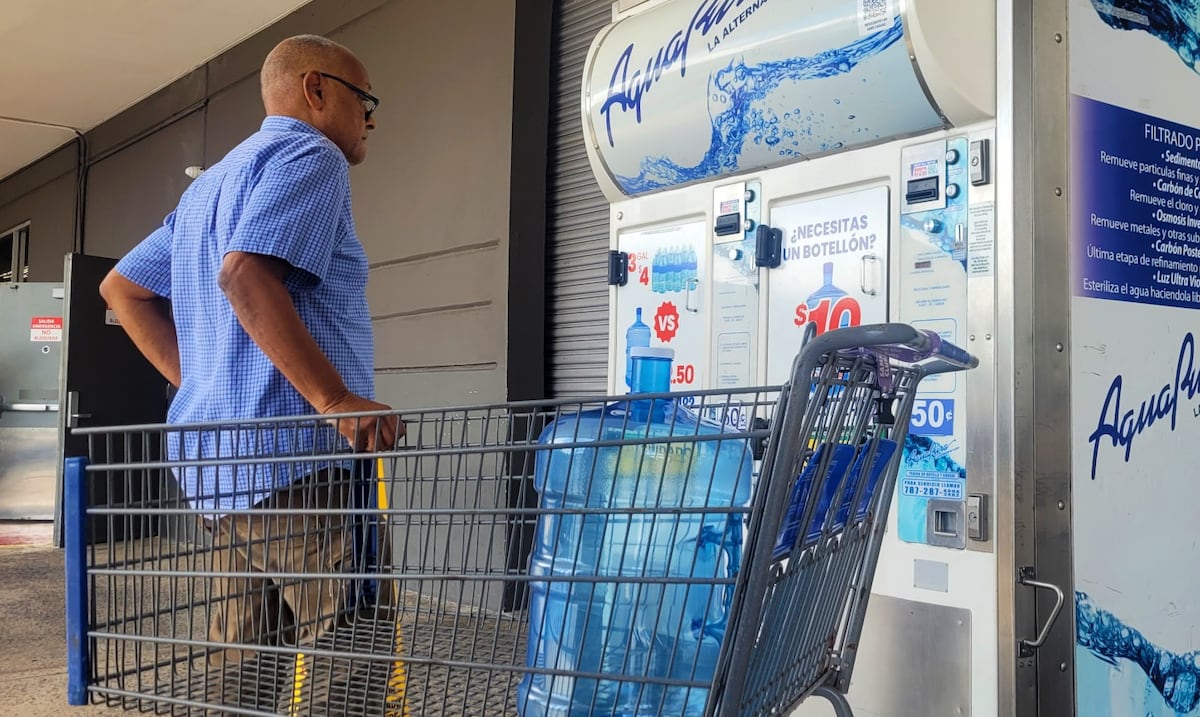 Ciudadanos se abastecen de agua ante extensión del racionamiento a más municipios de PR