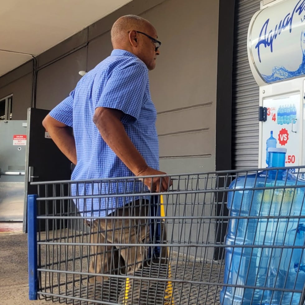 David Pérez, un jubilado de 72 años, viajó de Trujillo Alto hasta la tienda Sam's Club en Plaza Centro de Caguas, para llenar botellones de agua.
