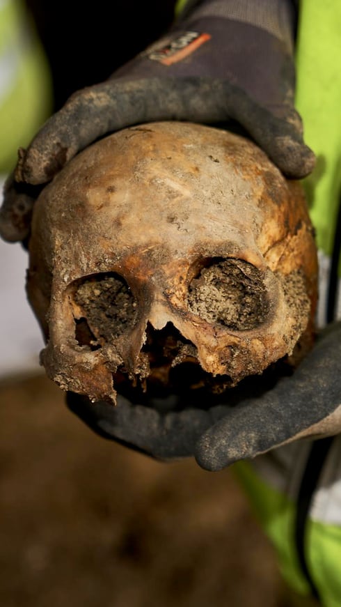 Un científico del Museo de Copenhague muestra un cráneo durante una investigación arqueológica.