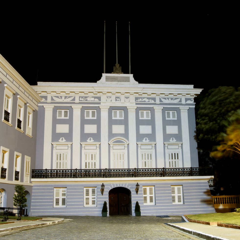 27 DE MARZO DE 2010, SAN JUAN PUERTO RICO , REDUCCION DE ILUMINADO EN DISTINTAS OFICINAS DEL GOBIERNO DURANTE UNA HORA DESDE LAS 8:30 HASTA LAS 9:30 . EN LA FOTO EL PALACIO DE SANTA CATALINA , LA FORTALEZA . (NOTA: LA REDUCCION DE LUCES FUE EN EL INTERIOR, NO EN EL EXTERIOR POR RAZONES DE SEGURIDAD)
JOSIAN E BRUNO GOMEZ / ESPECIAL EL NUEVO DIA
