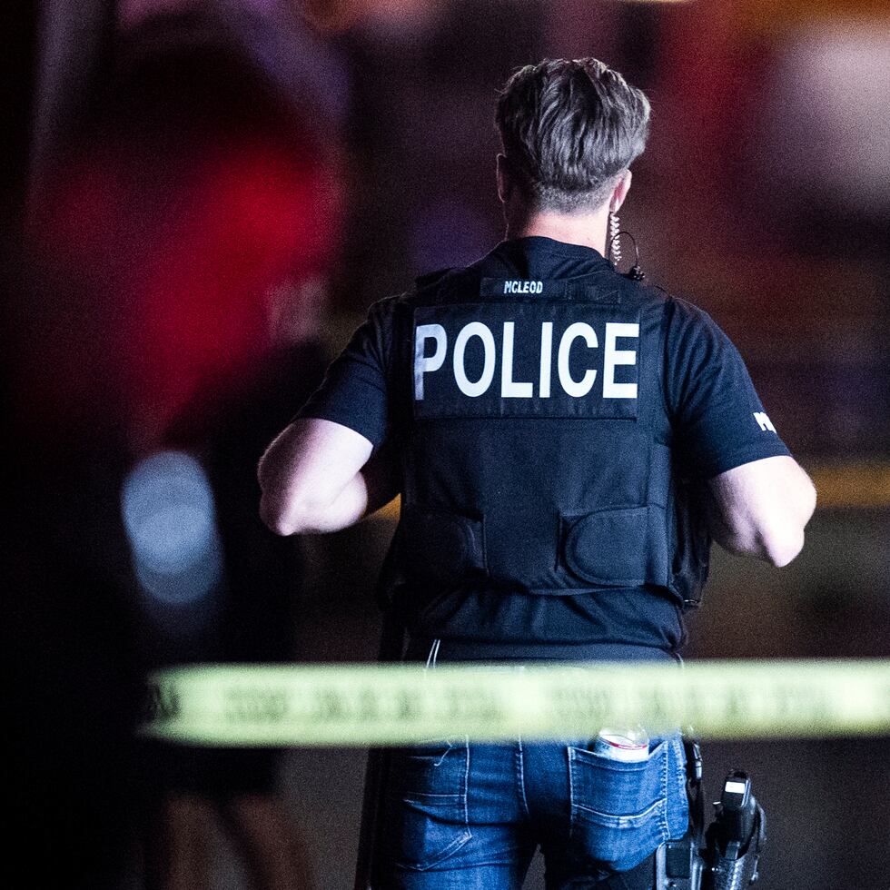 Dos agentes del Departamento de Policía de Ohio fueron acusados de homicidio negligente por la muerte de un hombre negro que fue esposado y dejado boca abajo.