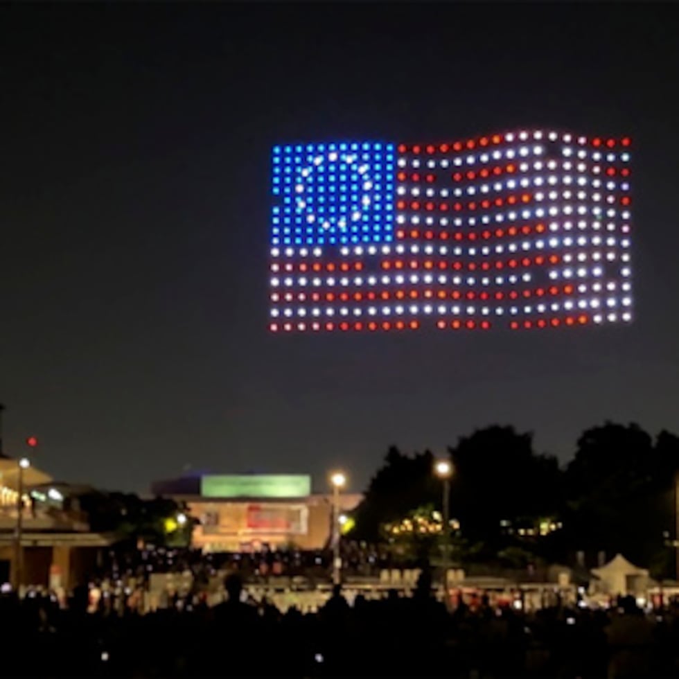 El jueves 2 de julio de 2026, unos drones ofrecieron un espectáculo en el cielo cerca del Independence Hall de Filadelfia. (Foto AP/Jack Auresto)