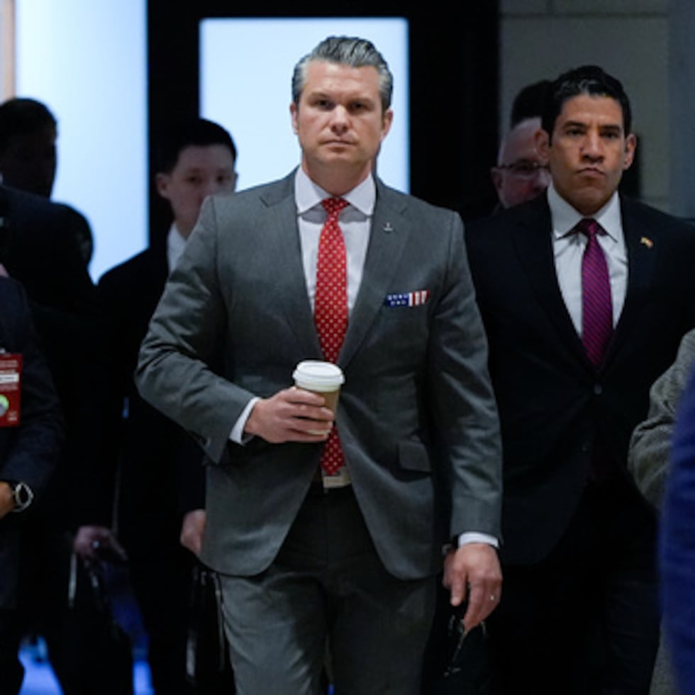 Republicanos y demócratas acordaron incluir en el proyecto de ley de defensa una cláusula que amenaza con retener una cuarta parte del presupuesto para viajes de Hegseth hasta que éste proporcione a las Comisiones de Servicios Armados de la Cámara de Representantes y del Senado un vídeo sin editar de los ataques, así como las órdenes que los autorizan.