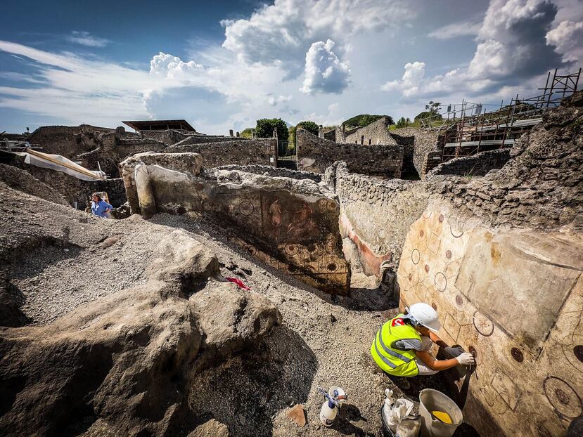 Imagen de Archivo de un arqueólogo trabajando en Pompeya.