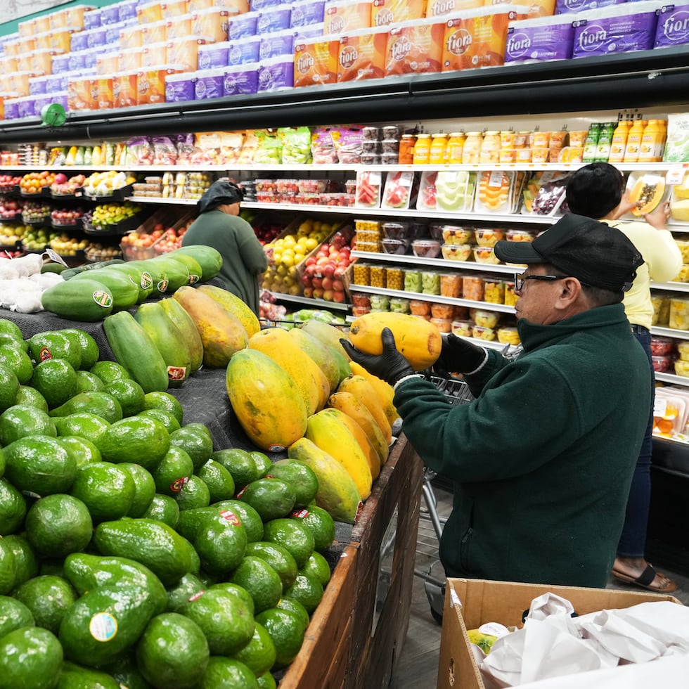 Donald Trump anunció el viernes la eliminación de aranceles sobre la carne de res, el café, las frutas tropicales y una amplia gama de productos básicos
