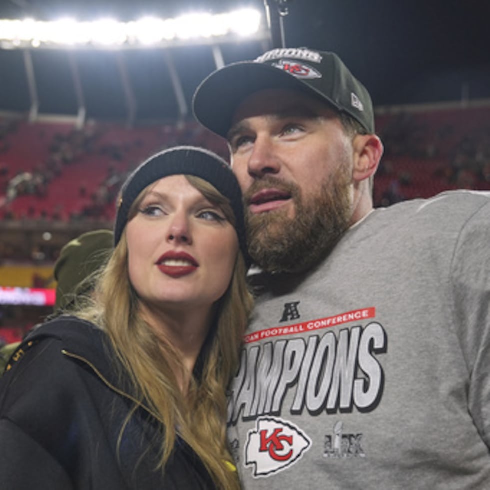 La pareja anunció su compromiso en Instagram.