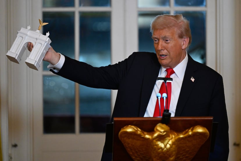 El presidente Donald Trump se dirige a los asistentes a una cena para donantes que contribuyeron a la construcción del nuevo salón de baile de la Casa Blanca, el miércoles 15 de octubre de 2025, en Washington. (Foto AP/John McDonnell)