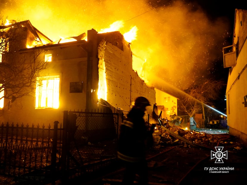 En esta imagen proporcionada por el Servicio de Emergencias de Ucrania, los bomberos trabajan para sofocar un incendio tras un ataque con drones rusos, en Dublyany, en la región de Leópolis, Ucrania, el 1 de enero de 2024.