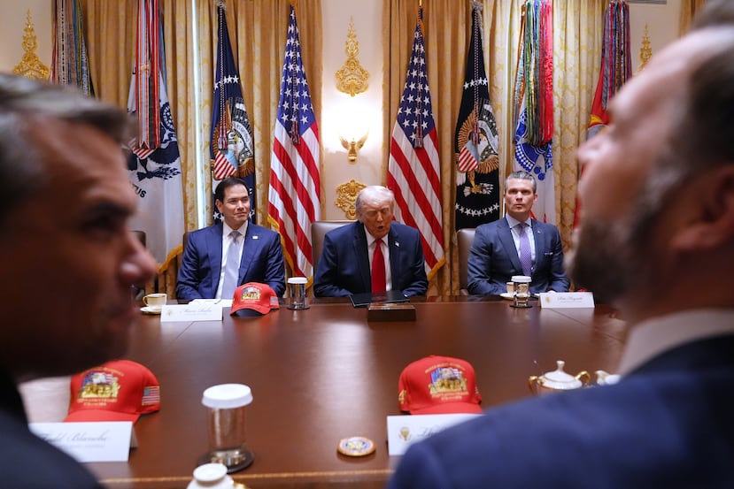 El presidente Donald Trump, junto al secretario de Estado Marco Rubio (izquierda) y el secretario de Defensa Pete Hegseth (derecha), habla durante una reunión de gabinete en la Casa Blanca, el miércoles 27 de mayo de 2026, en Washington, mientras el fiscal general interino Todd Blanche (izquierda) y el vicepresidente JD Vance (derecha) observan. (Foto AP/Jacquelyn Martin)