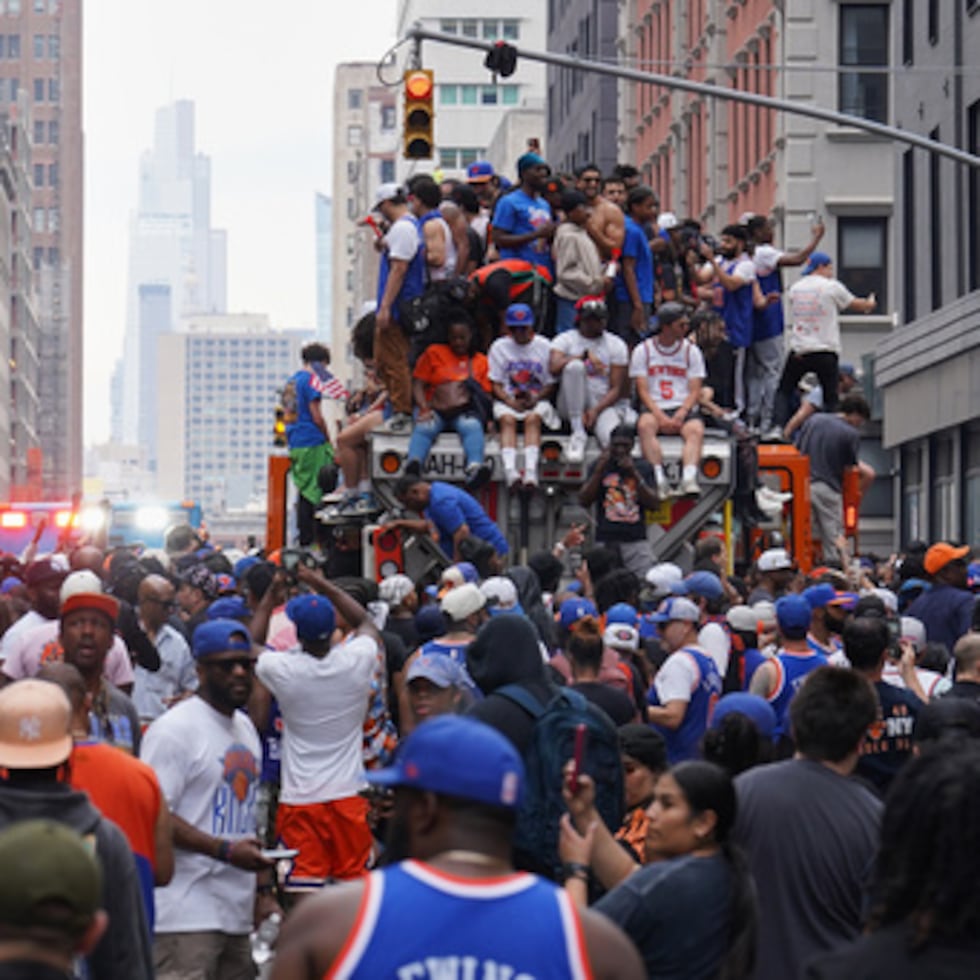 Los aficionados celebran durante el desfile por el título de la NBA de los New York Knicks.