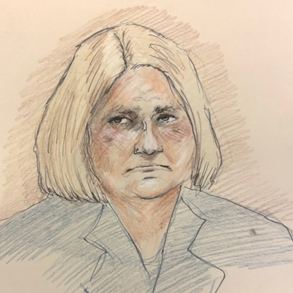 Este boceto de la sala muestra a la jueza de circuito del condado de Milwaukee, Hannah Dugan, en el tribunal, en Milwaukee, Wisconsin.