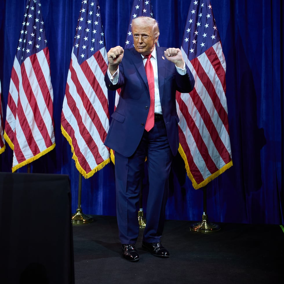 El presidente Donald Trump baila después de hablar en una reunión de legisladores republicanos en Washington el 6 de enero del 2026. (AP foto/Evan Vucci)