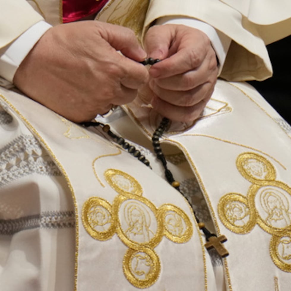 El Papa León XIV sostiene un rosario mientras dirige una vigilia por la paz dentro de la Basílica de San Pedro en el Vaticano, el sábado 11 de abril.