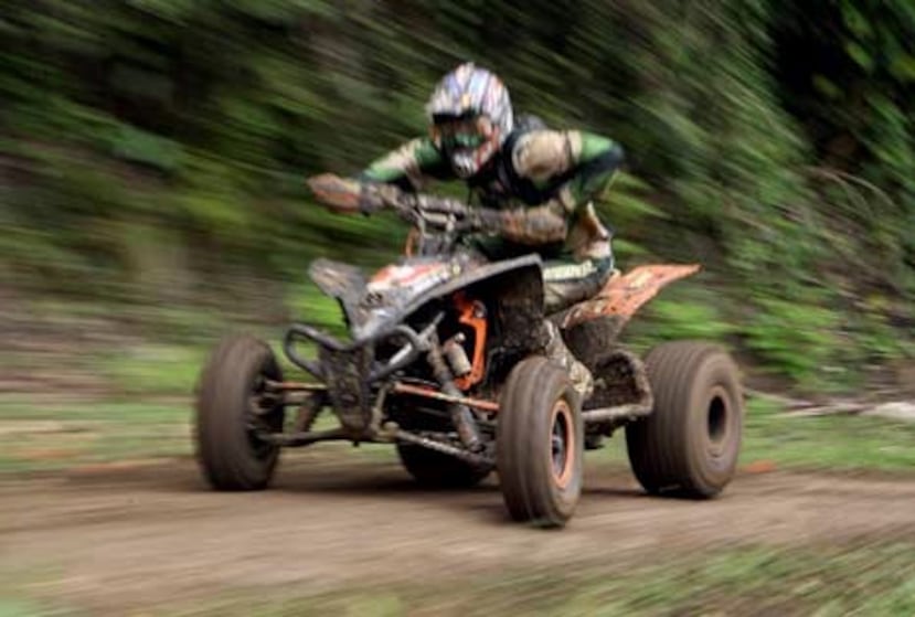 Una joven se encuentra en condición grave tras ser expulsada de un four track en un accidente ocurrido a las 7:10 de la noche en el ramal 5561 kilómetro 0.5 del barrio Toa Vaca en Villalba.(Archivo)