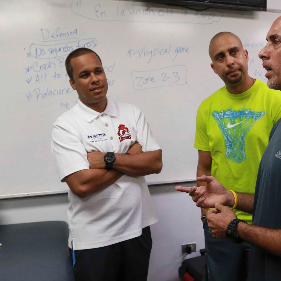 Germaine González (izquierda), aquí junto a Nelson Colón y Fernando Toro (derecha), fue asistente de los Leones de Ponce entre 2013 y 2018.