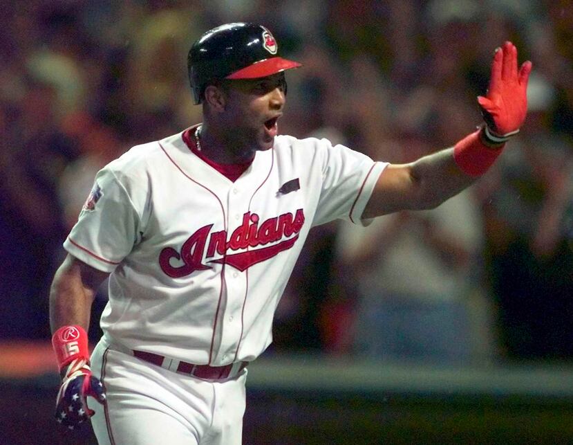 Sandy Alomar celebra tras conectar un jonrón. (AP)