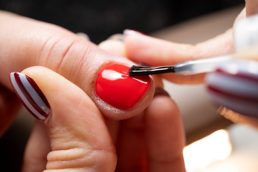 El rojo brillante es uno de los colores de esmalte de uñas que están de moda en esta temporada y que puedes usar junto con el Essie Break Fix Liquid Nail Patch.