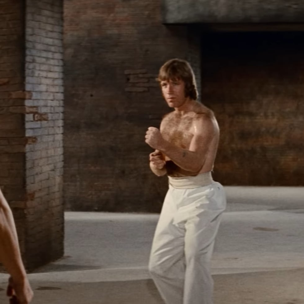 Chuck Norris se dio a conocer tras su aparición en la película "The Way of the Dragron" (1972), conocida en Estados Unidos como "Return of the Dragon", donde tuvo un legendario enfrentamiento con el fenecido Bruce Lee.