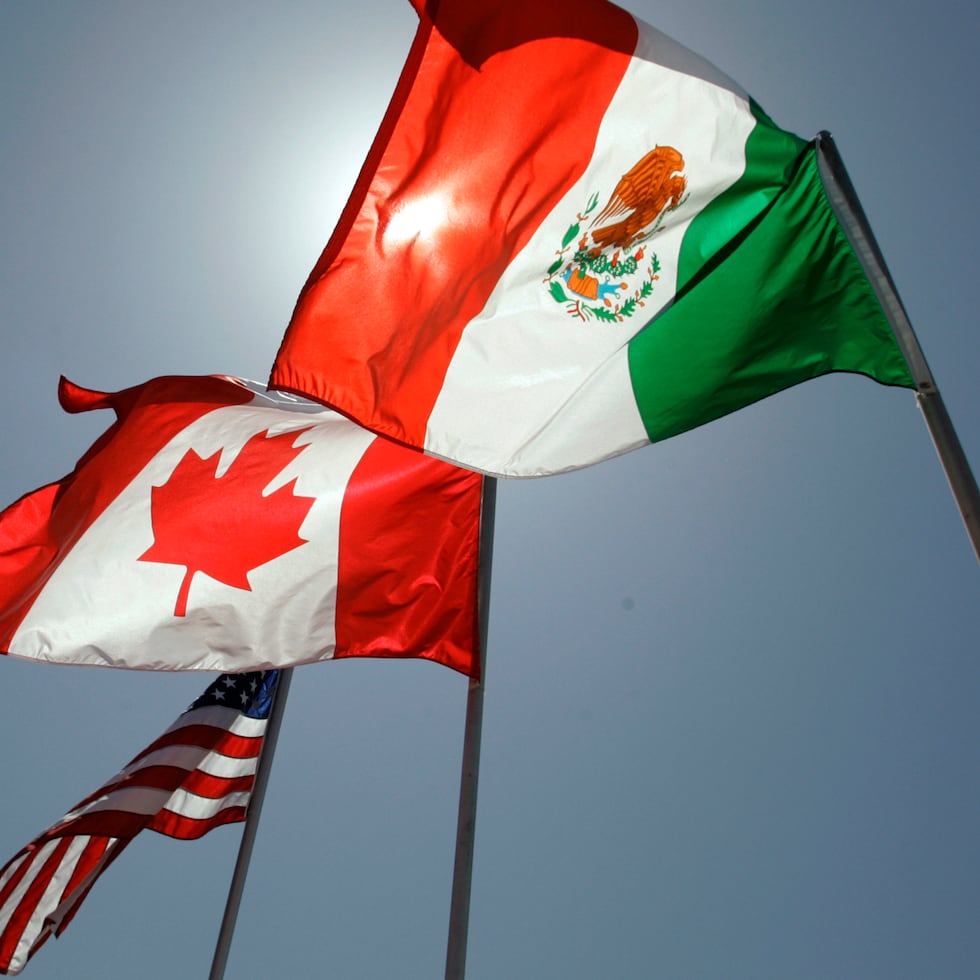 Banderas nacionales de Estados Unidos, Canadá y México ondean en la brisa en Nueva Orleans.