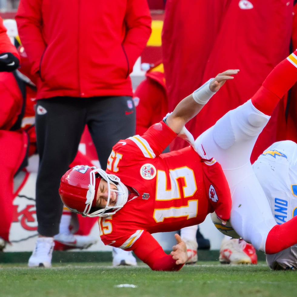 El quarterback Patrick Mahomes recibe un golpe por parte de Da'Shawn Hand, de los Chargers.