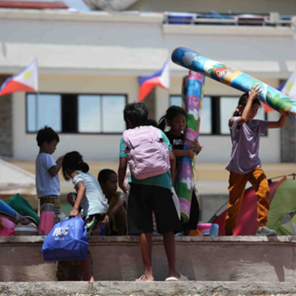 Residentes se refugian en un campo en un ayuntamiento de la provincia de Sarangani, Filipinas.