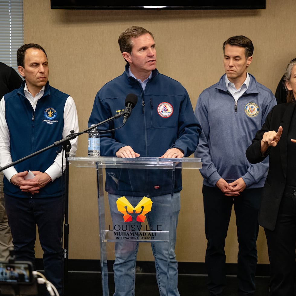 El gobernador de Kentucky, Andy Beshear, habla sobre el accidente del vuelo 2976 de UPS durante una conferencia de prensa en la que lo acompañan otras autoridades, en la Autoridad Aeroportuaria Regional de Louisville, dentro del Aeropuerto Internacional Muhammad Ali, el miércoles 5 de noviembre de 2025, en Louisville, Kentucky.